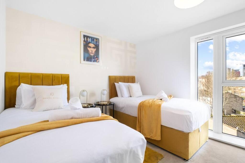 The Versace Suite With 4 Beds And Secure Free Parking Birmingham Exterior photo