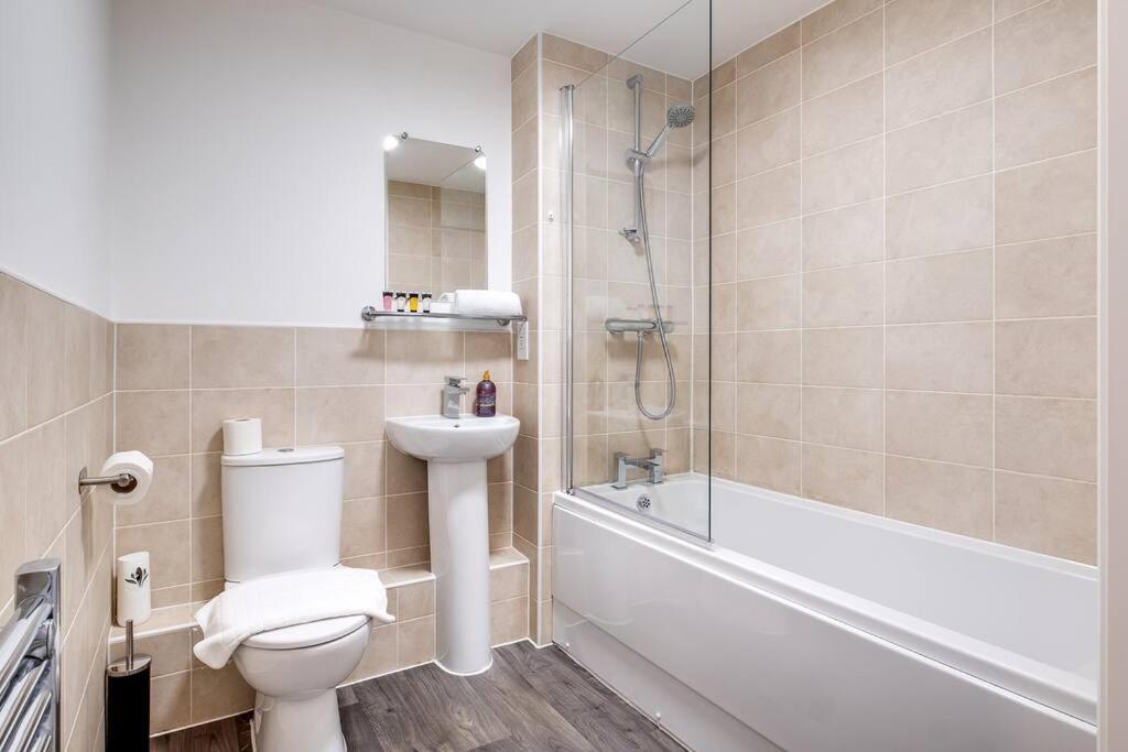 The Versace Suite With 4 Beds And Secure Free Parking Birmingham Exterior photo